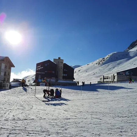 Grosszuegige, Charmante In Den Bergen *